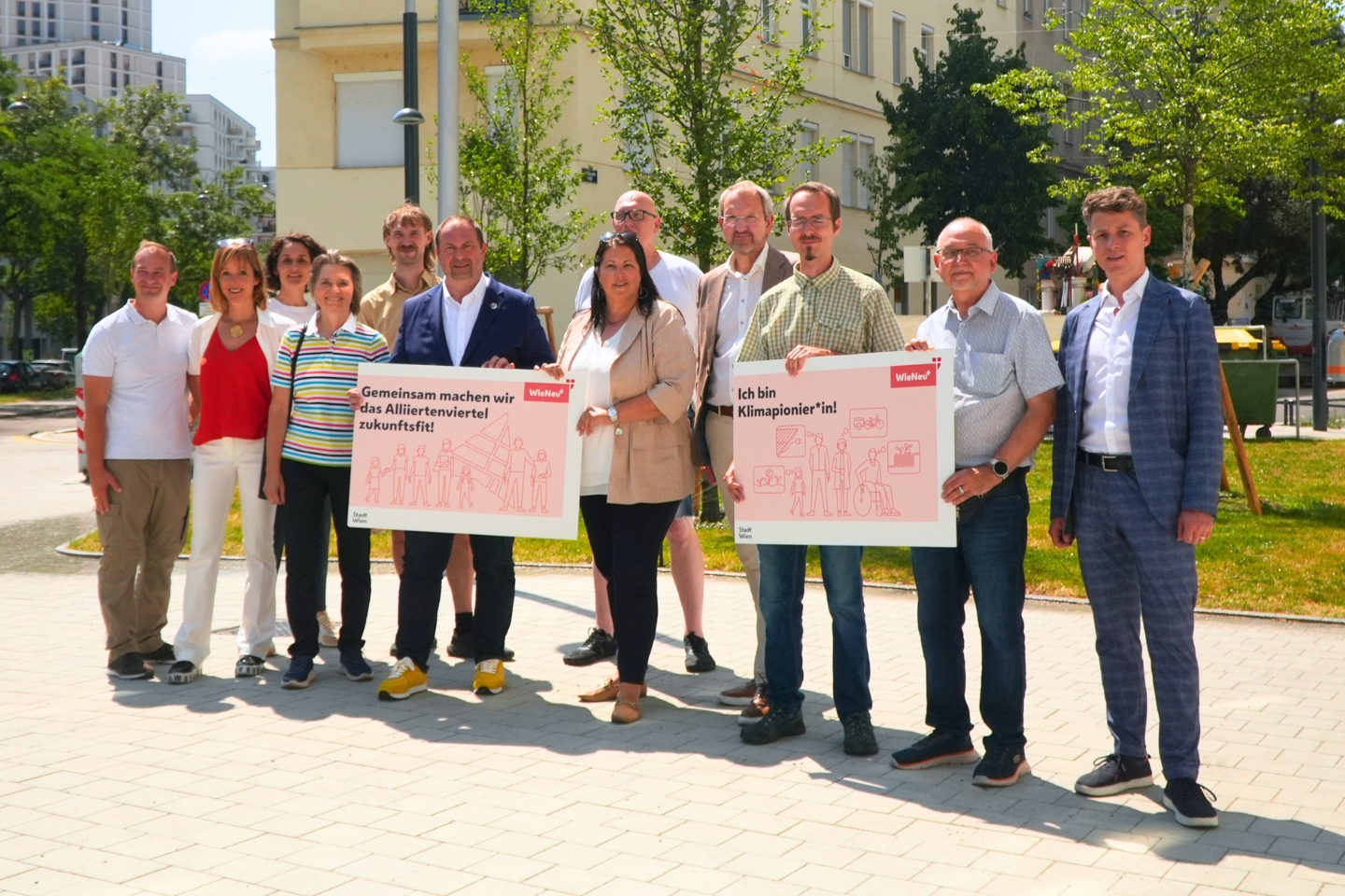 Gruppenfoto mit Politik und Klimapionieren im Alliiertenviertel